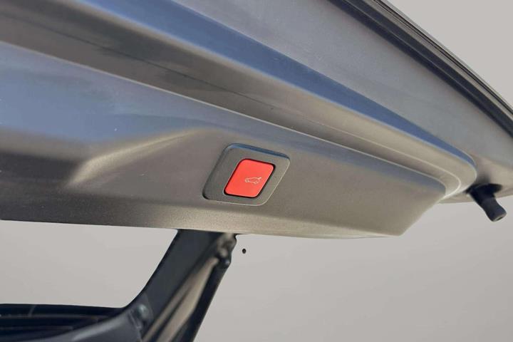 Grå Peugeot e-3008 fra 2025