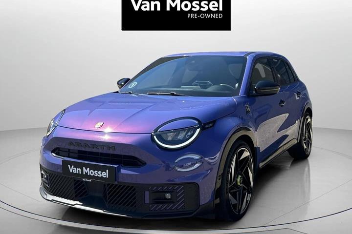 Lilla Abarth 600e fra 2025 set udefra