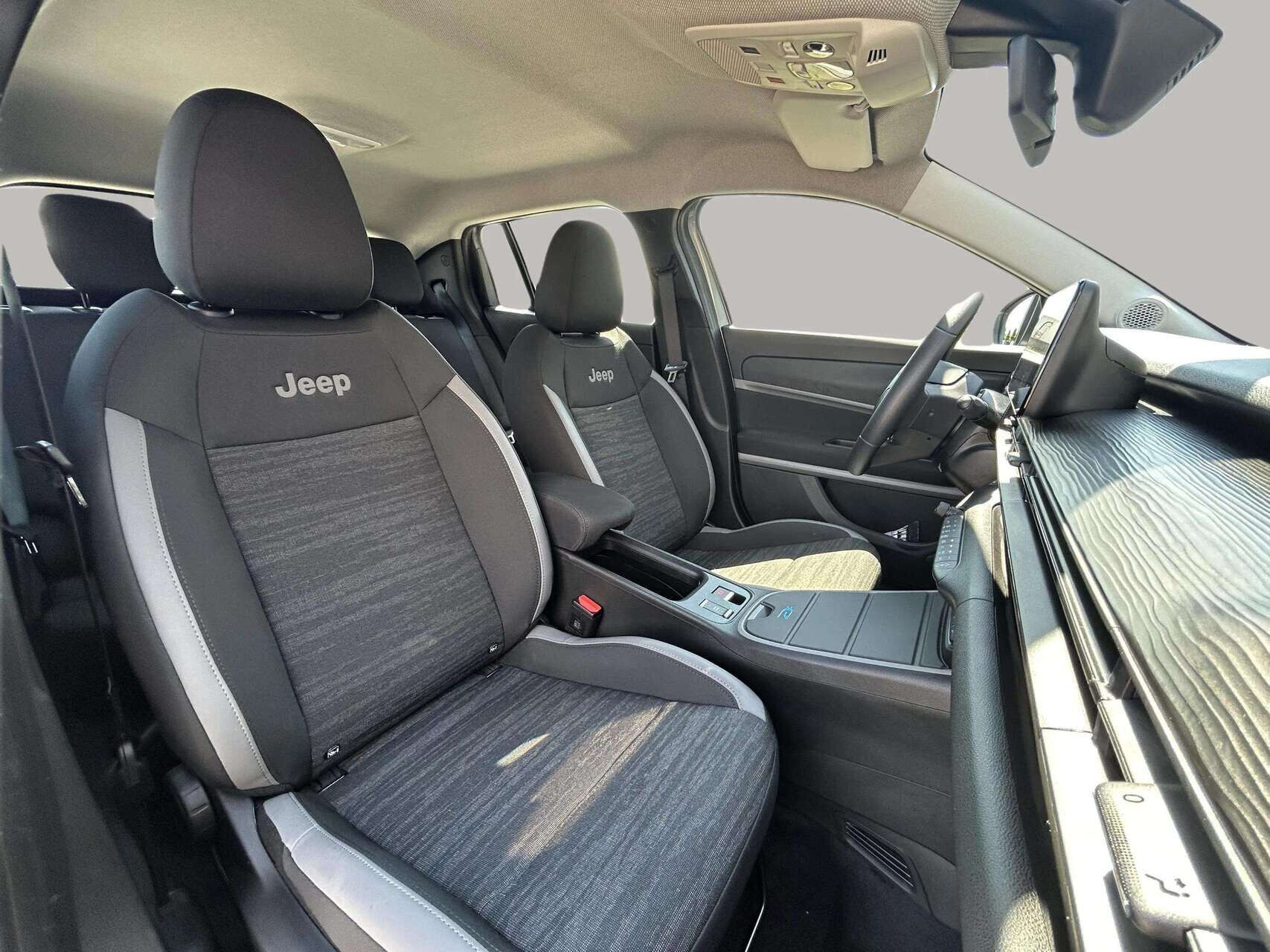 Grå Jeep Avenger fra 2025