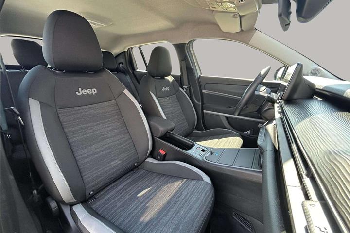 Grå Jeep Avenger fra 2025