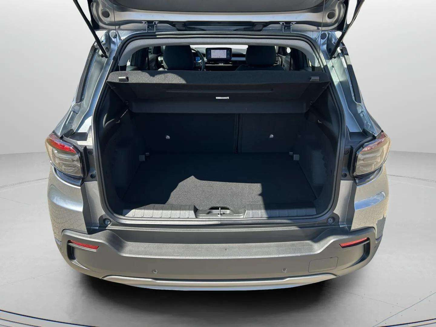 Grå Jeep Avenger fra 2025