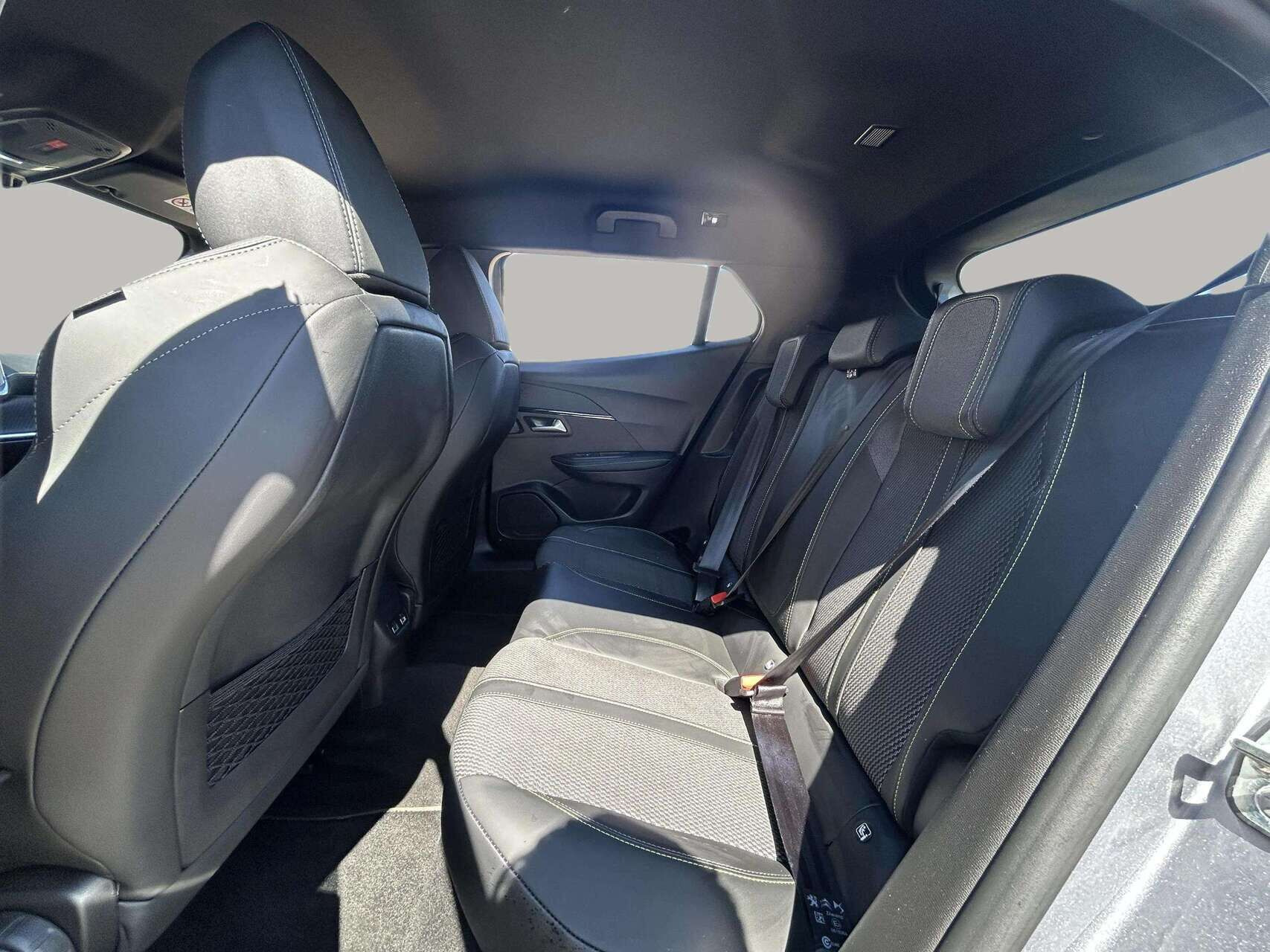 Grå Peugeot e-2008 fra 2025