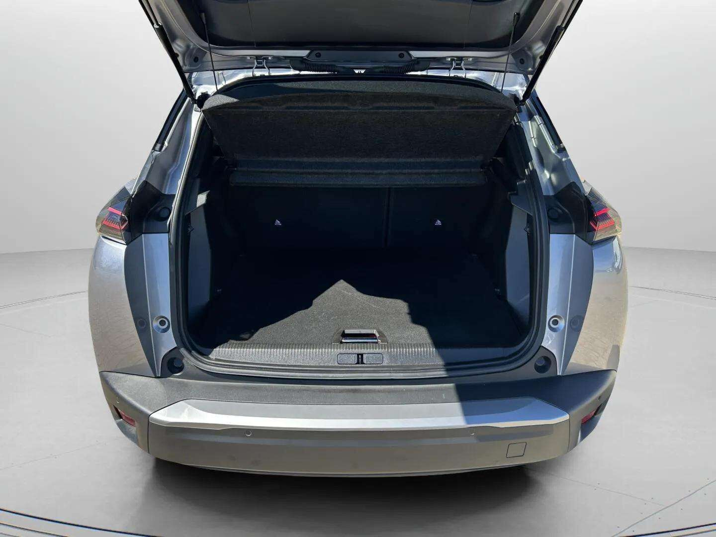 Grå Peugeot e-2008 fra 2025