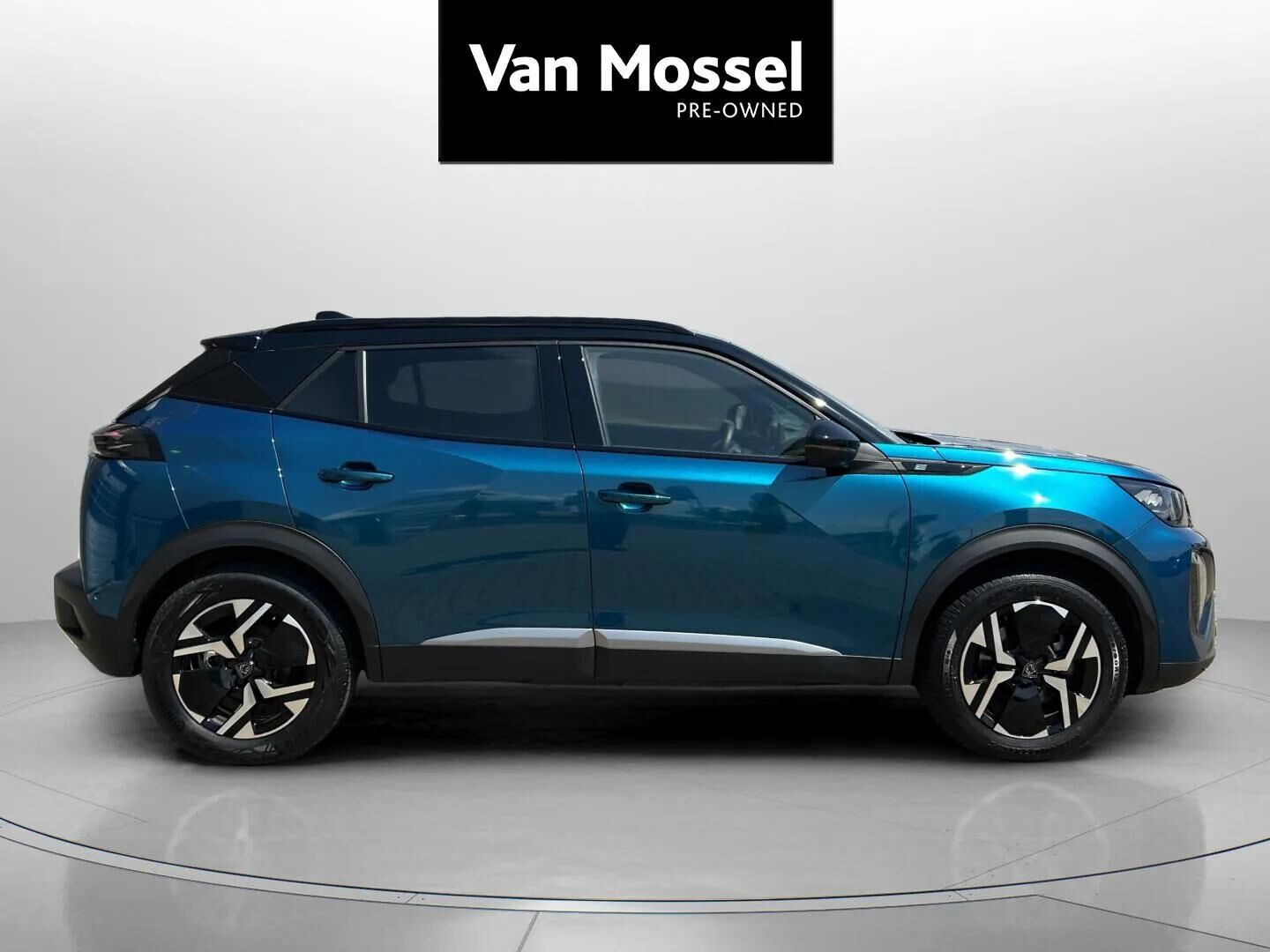 Blå Peugeot e-2008 fra 2025
