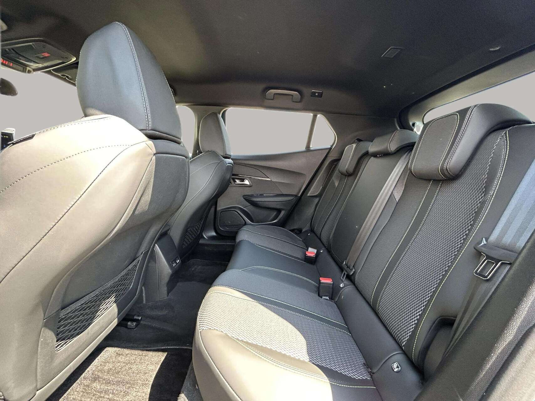 Blå Peugeot e-2008 fra 2025