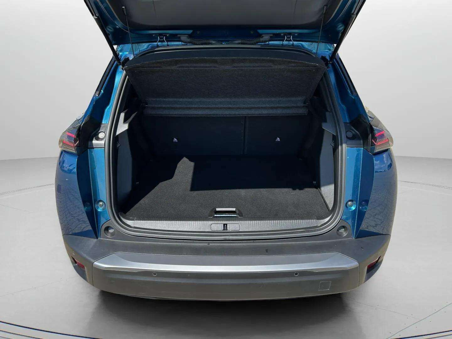 Blå Peugeot e-2008 fra 2025
