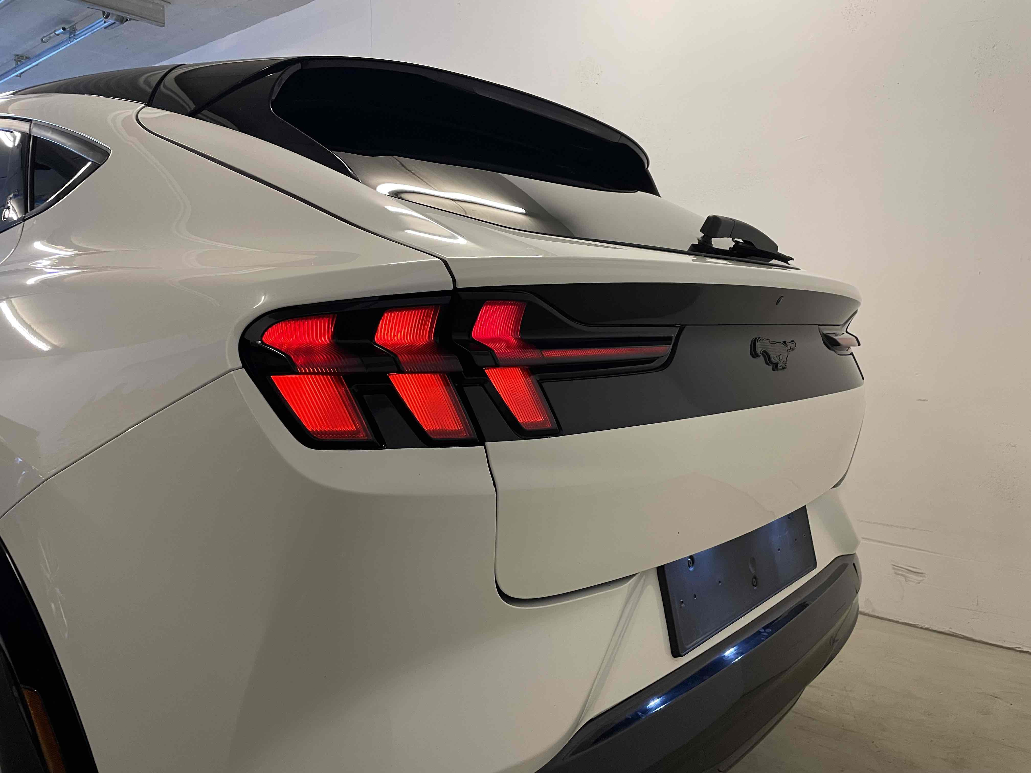 Hvid Ford Mustang Mach-E fra 2021