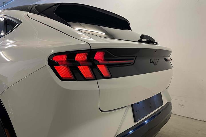 Hvid Ford Mustang Mach-E fra 2021