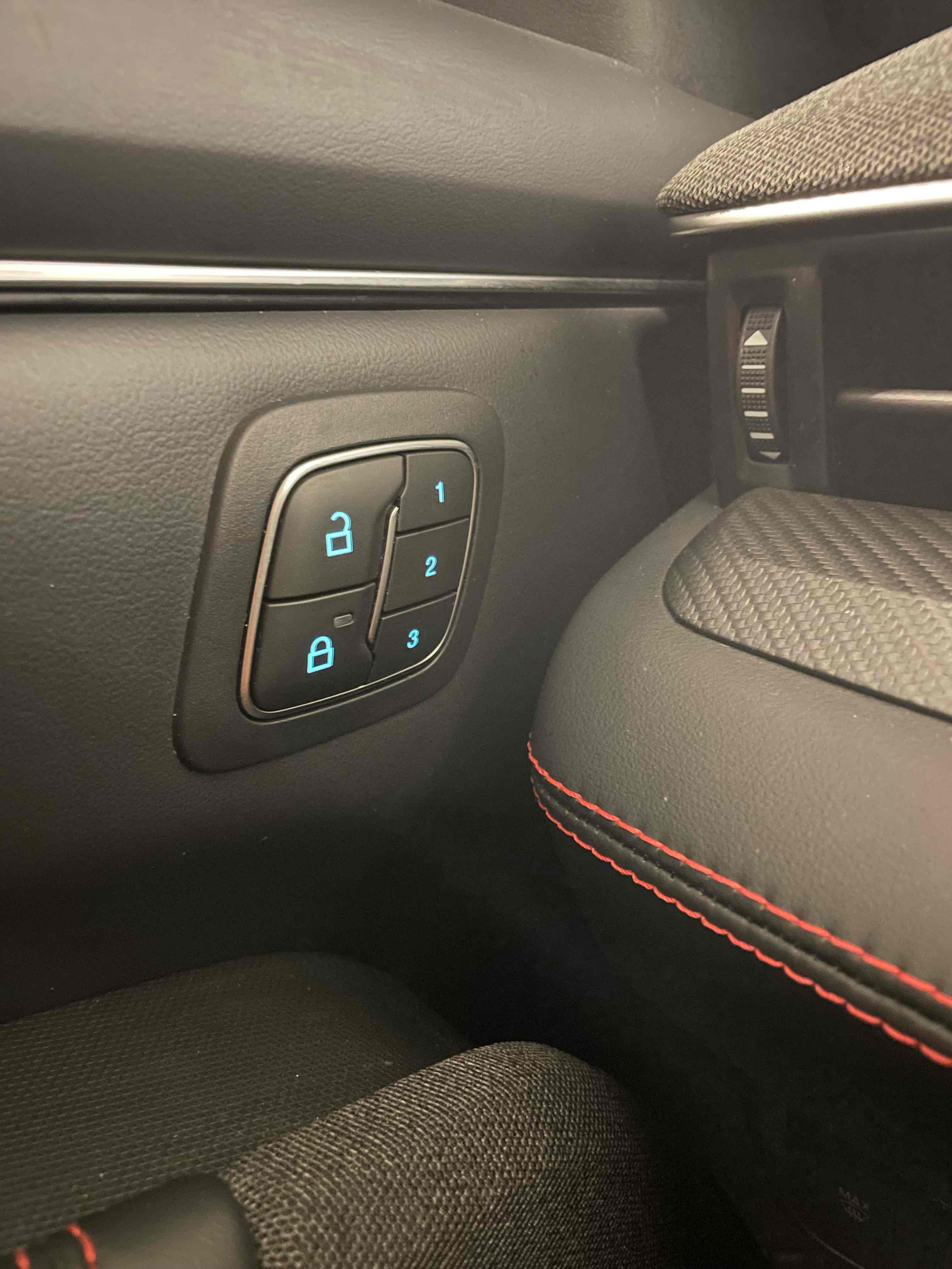Hvid Ford Mustang Mach-E fra 2021