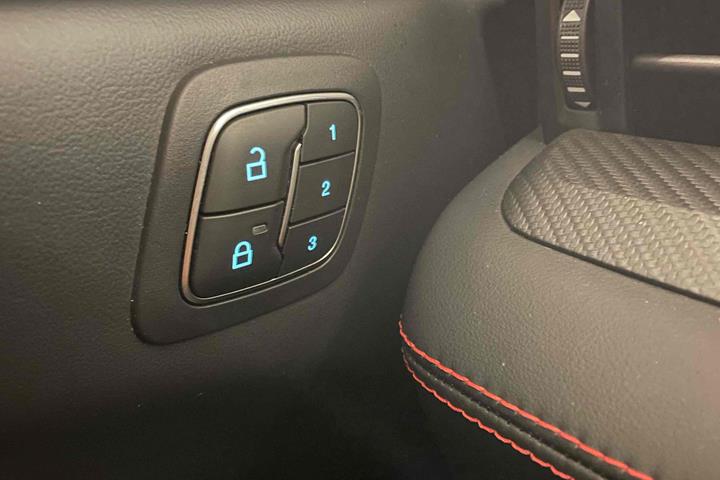 Hvid Ford Mustang Mach-E fra 2021