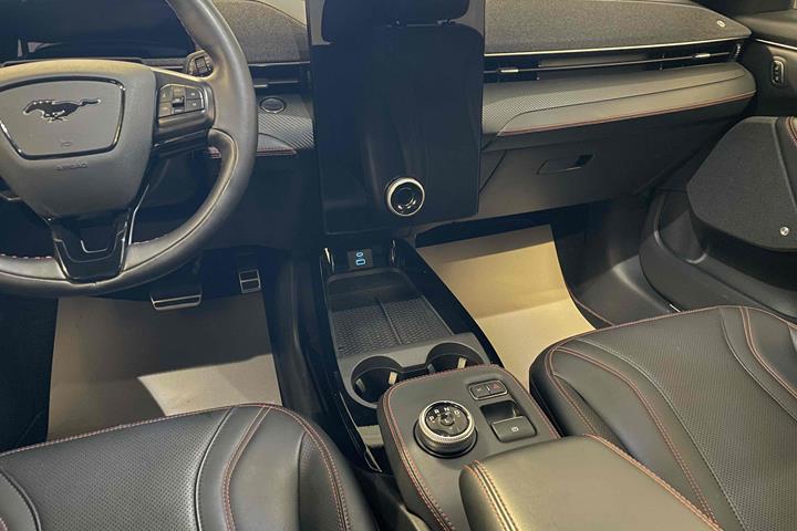 Hvid Ford Mustang Mach-E fra 2021