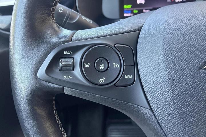 Hvid Opel Corsa-e fra 2023