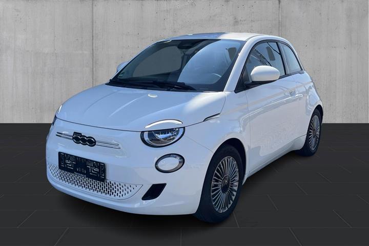 Hvid Fiat 500e fra 2023 set udefra