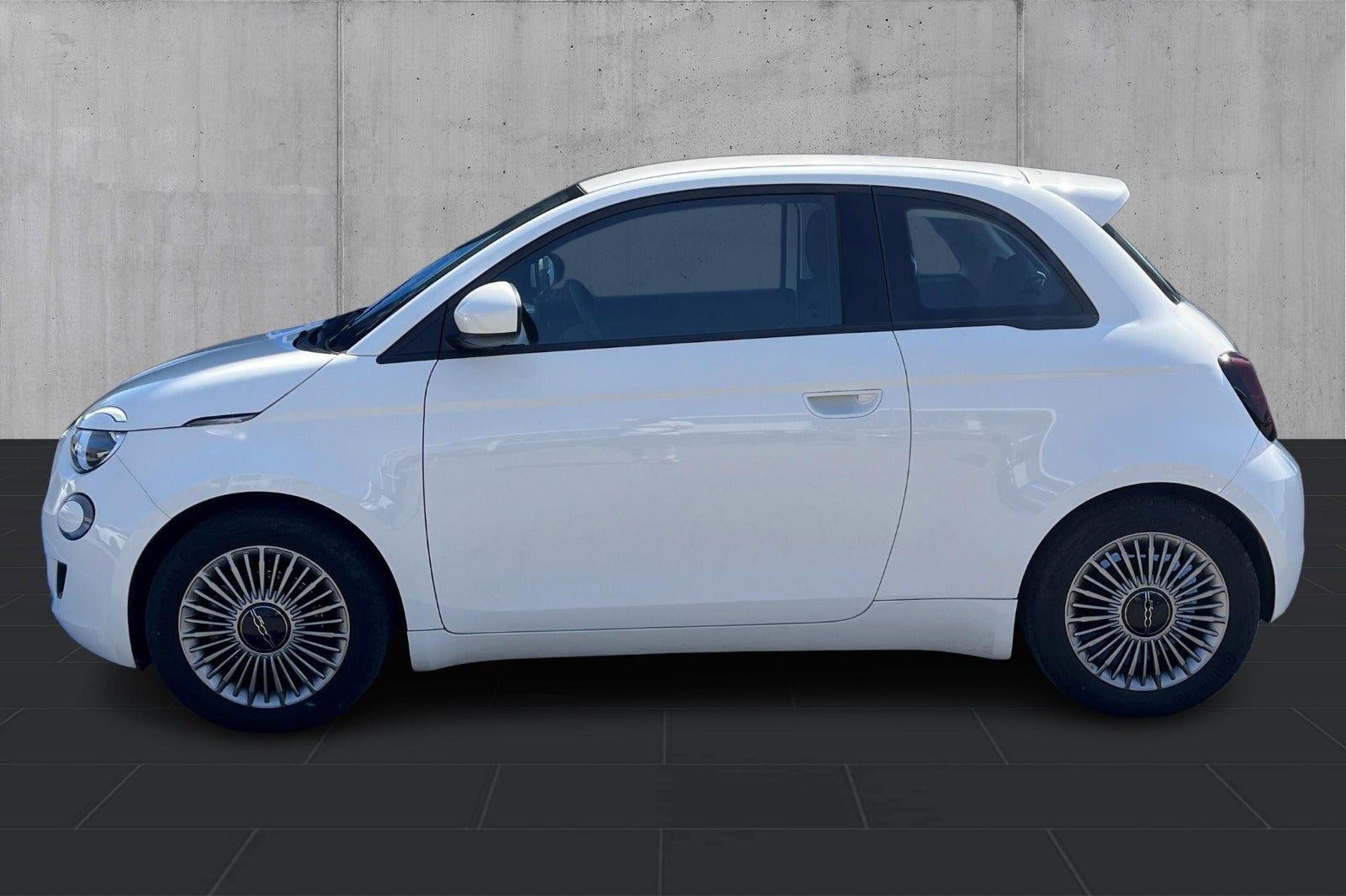 Hvid Fiat 500e fra 2023