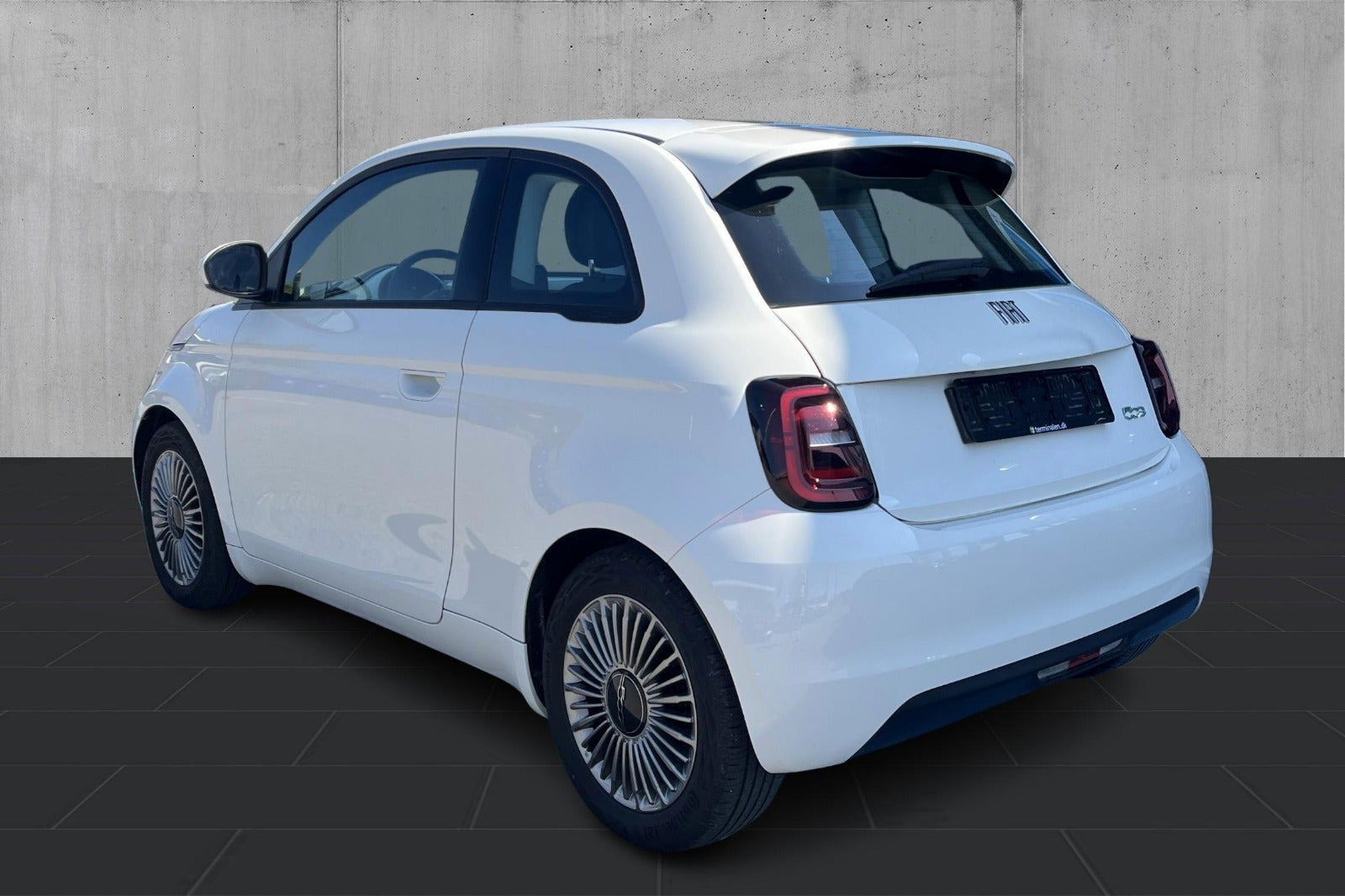 Hvid Fiat 500e fra 2023