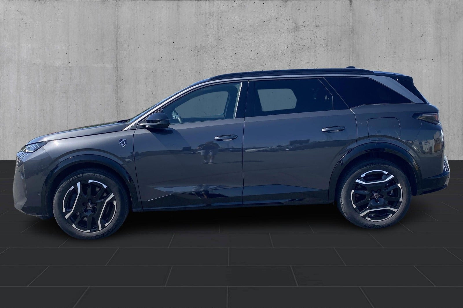 Grå Peugeot e-5008 fra 2025