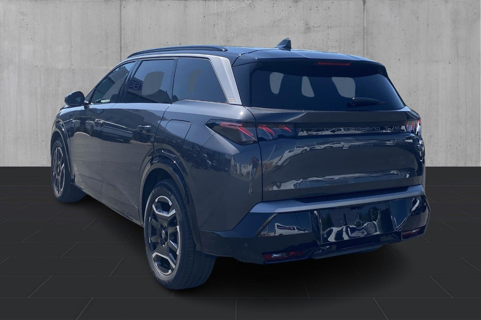 Grå Peugeot e-5008 fra 2025