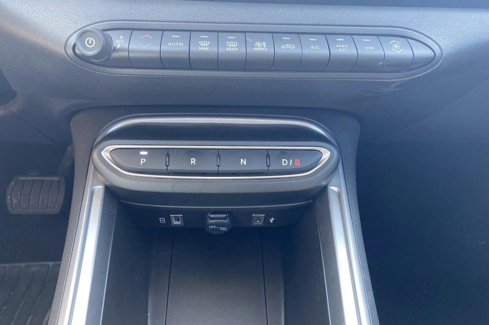 Grå Jeep Avenger fra 2025