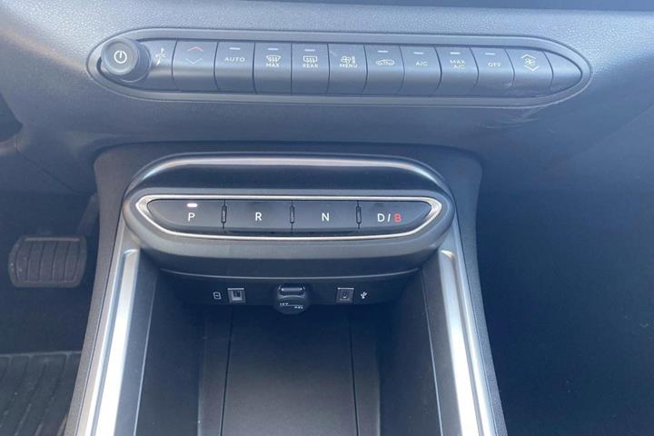 Grå Jeep Avenger fra 2025