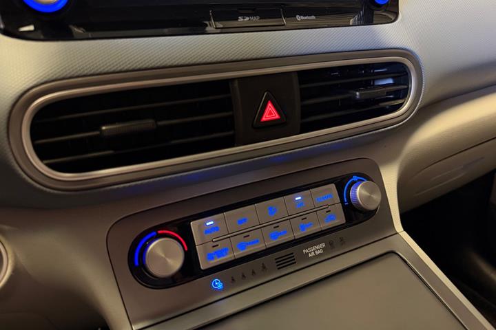 Grå Hyundai Kona fra 2020