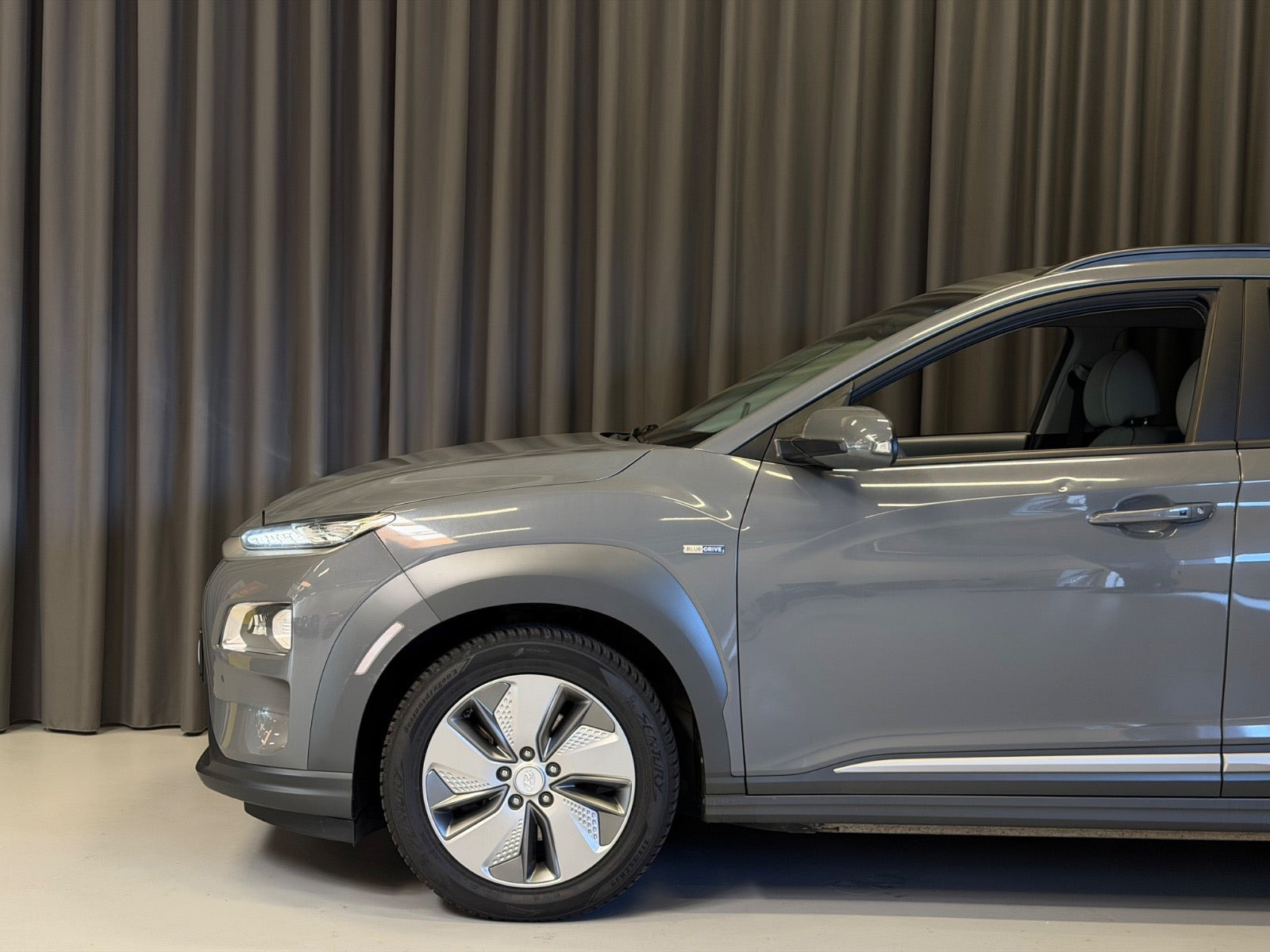 Grå Hyundai Kona fra 2020