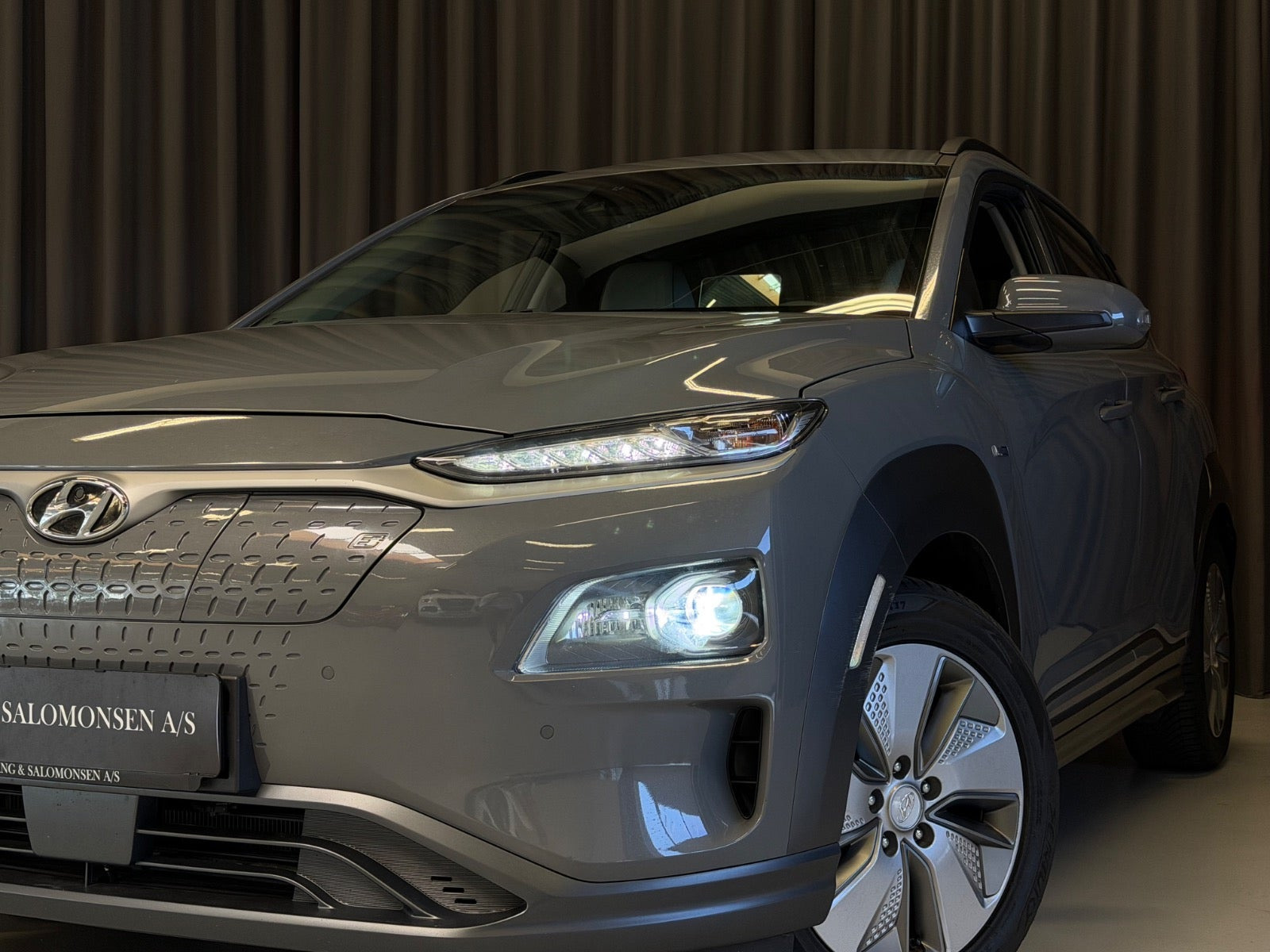 Grå Hyundai Kona fra 2020