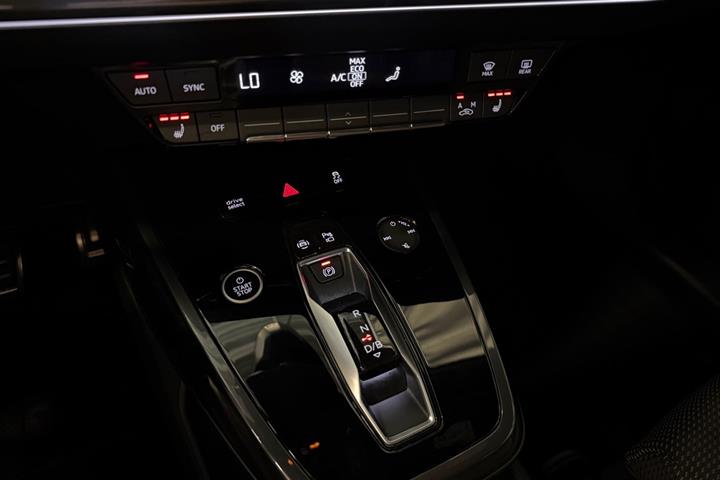 Grå Audi Q4 e-tron fra 2022