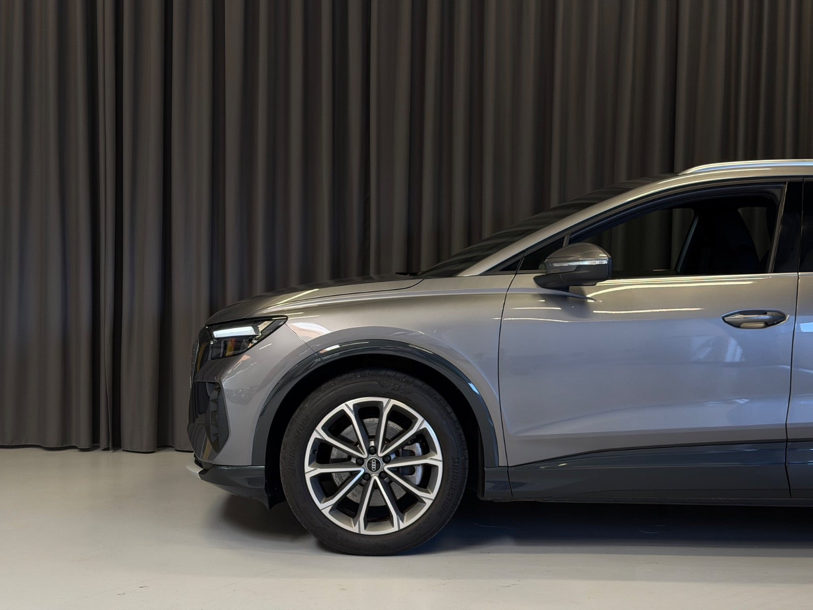 Grå Audi Q4 e-tron fra 2022