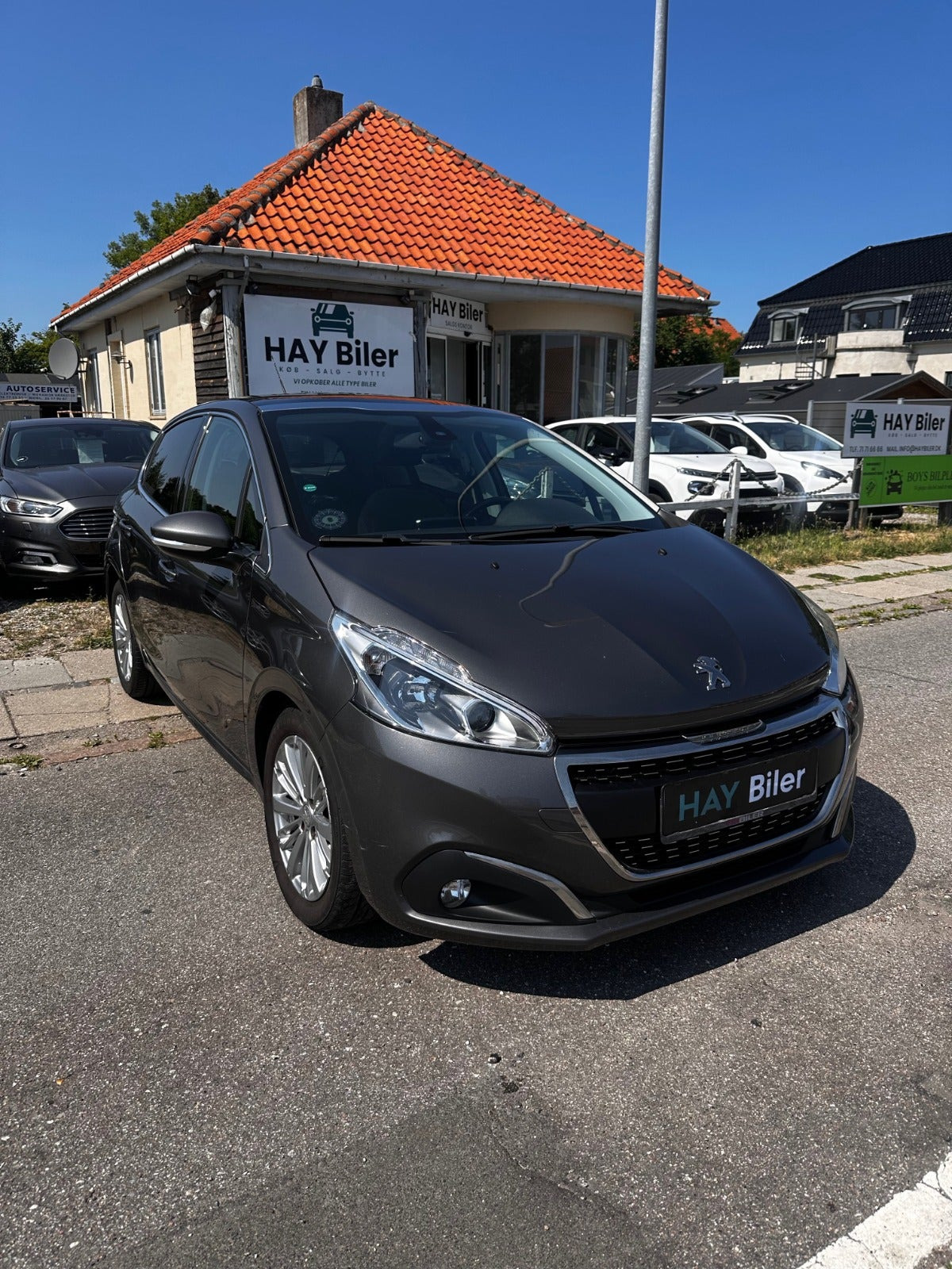Grå Peugeot 208 fra 2020 set udefra
