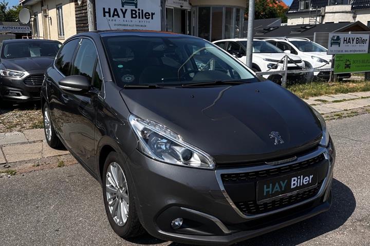 Grå Peugeot 208 fra 2020 set udefra