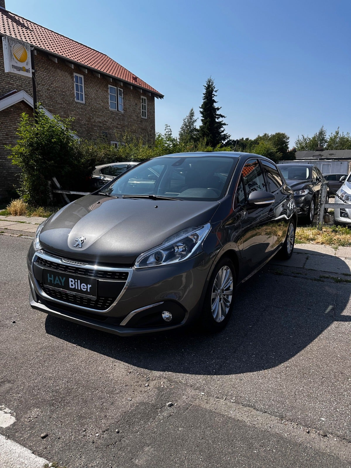 Grå Peugeot 208 fra 2020
