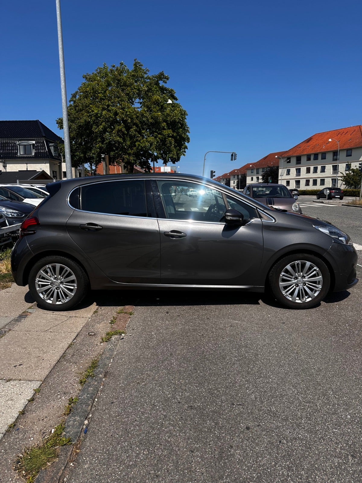 Grå Peugeot 208 fra 2020