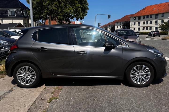 Grå Peugeot 208 fra 2020