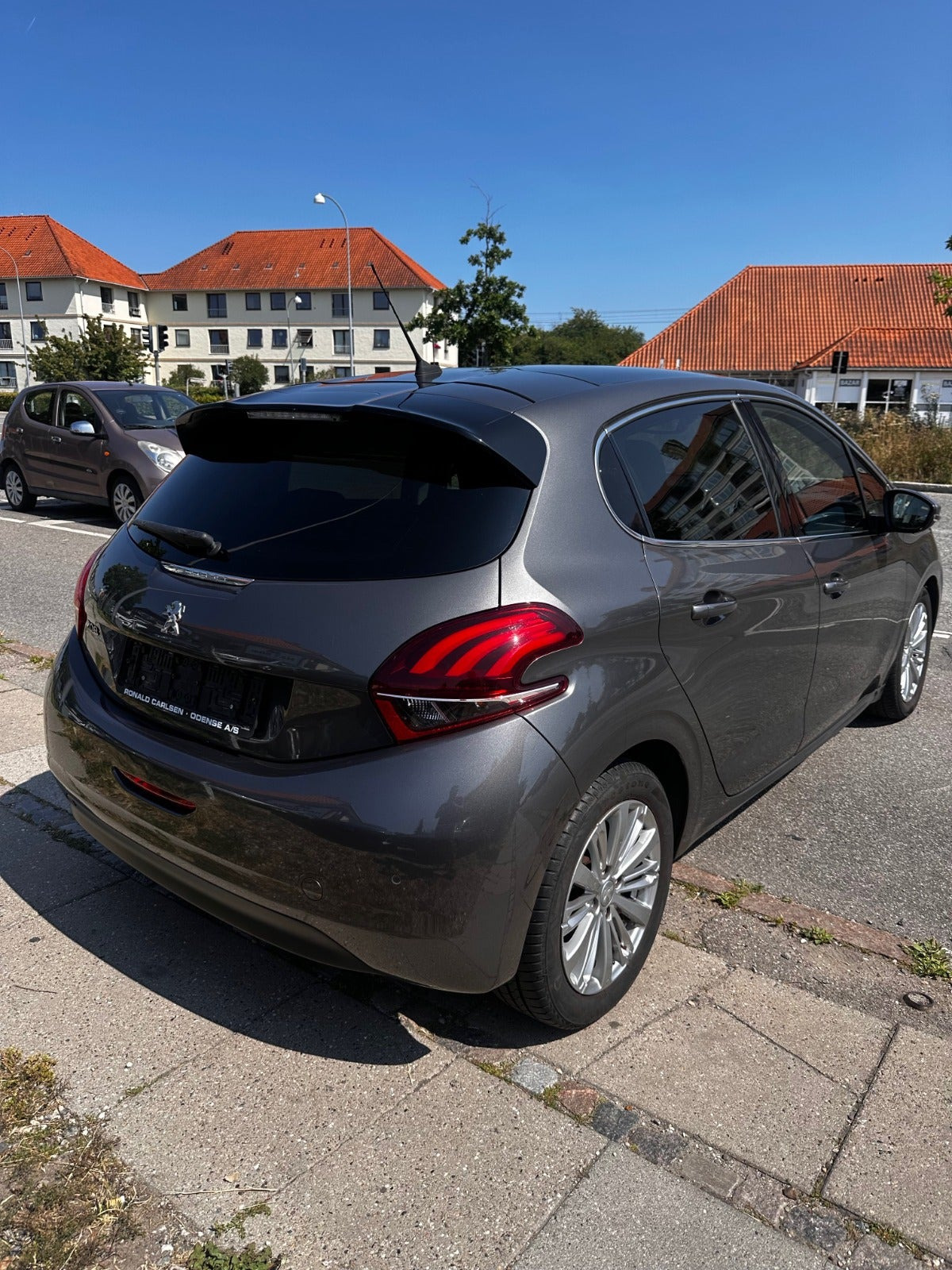 Grå Peugeot 208 fra 2020