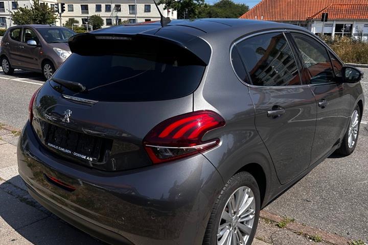 Grå Peugeot 208 fra 2020