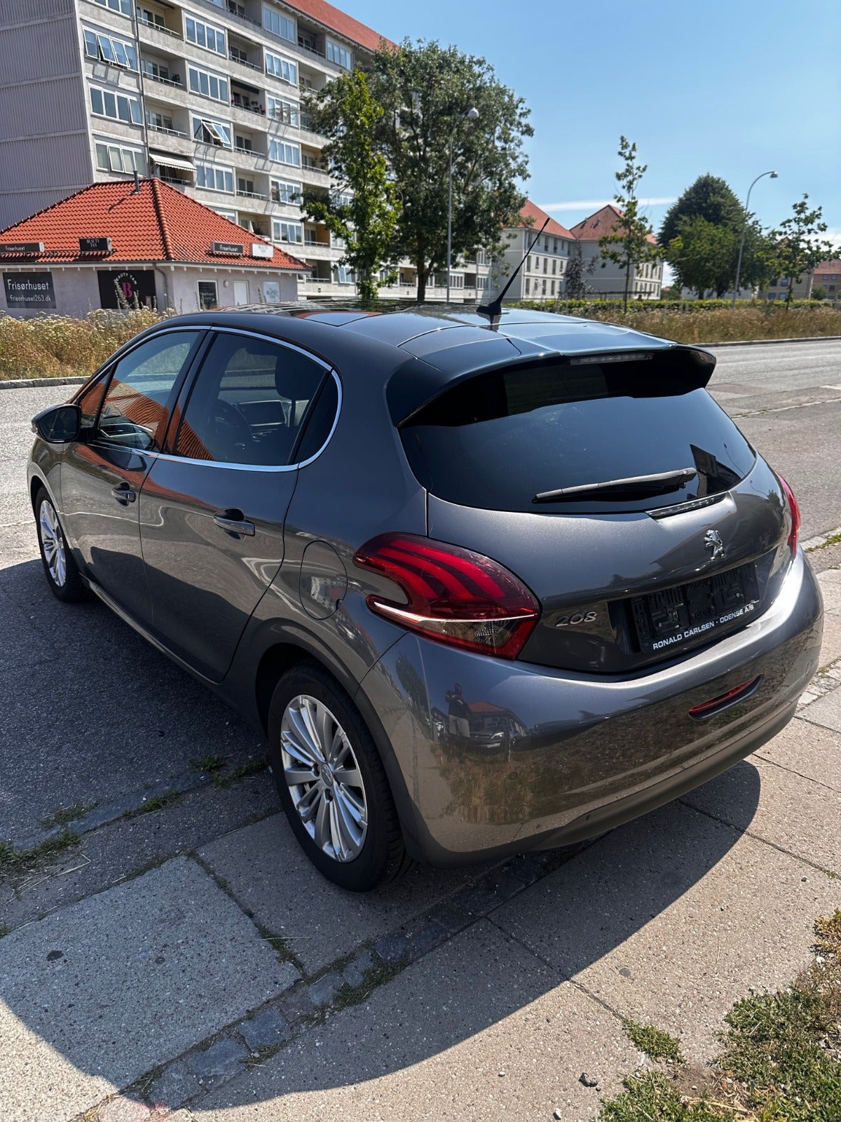 Grå Peugeot 208 fra 2020