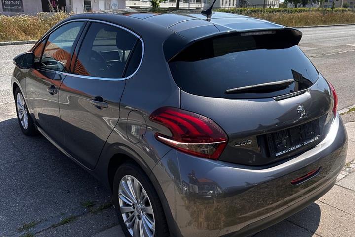 Grå Peugeot 208 fra 2020