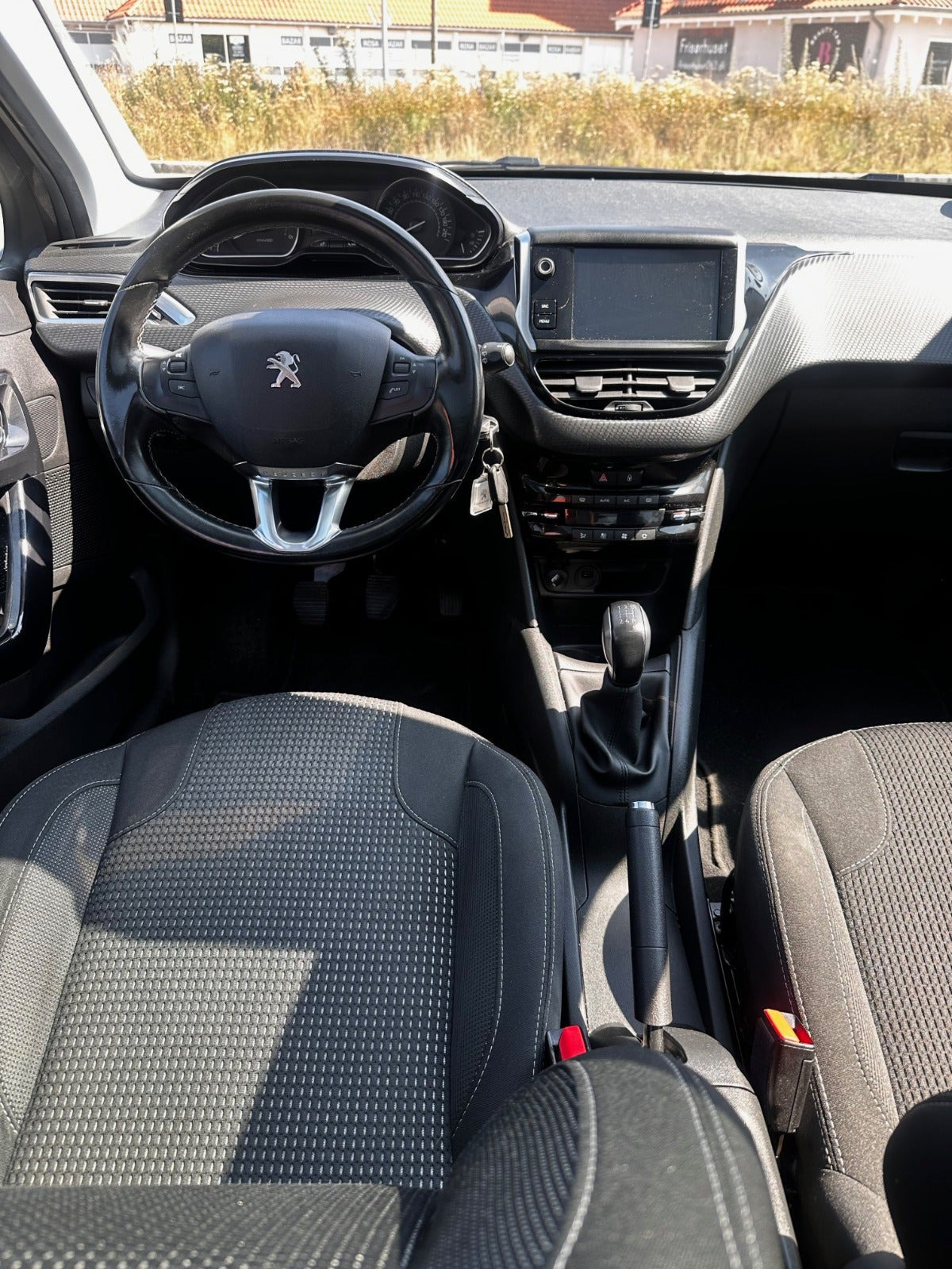 Grå Peugeot 208 fra 2020