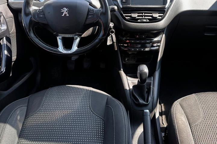 Grå Peugeot 208 fra 2020