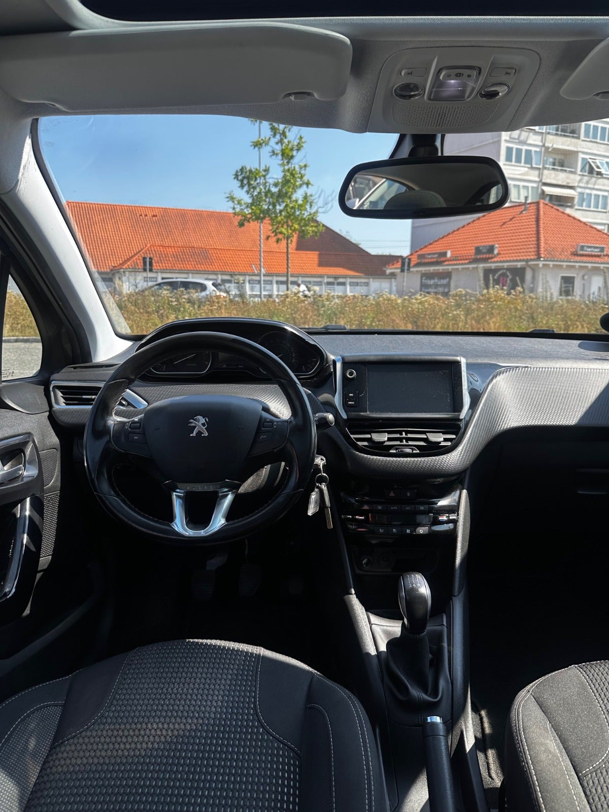Grå Peugeot 208 fra 2020