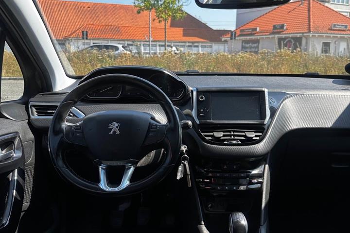 Grå Peugeot 208 fra 2020