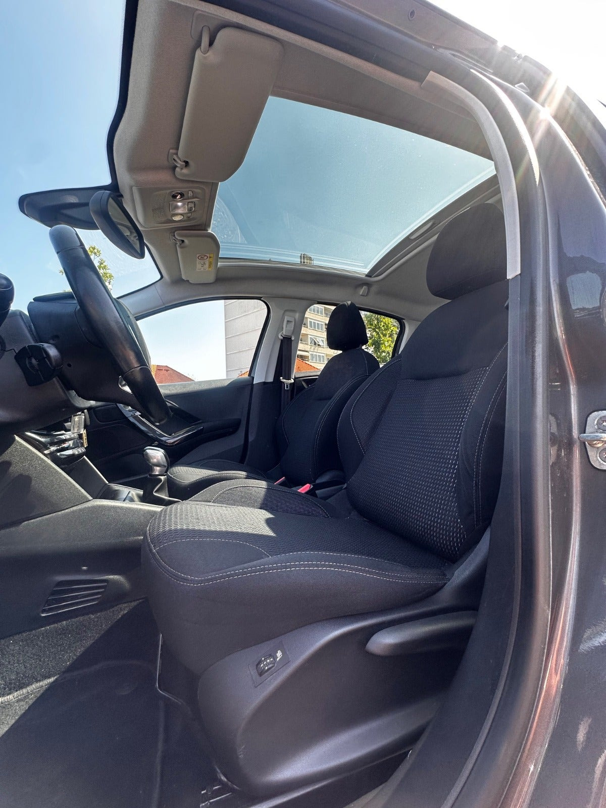 Grå Peugeot 208 fra 2020