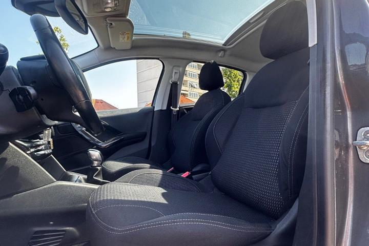Grå Peugeot 208 fra 2020