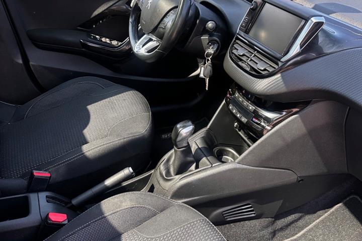 Grå Peugeot 208 fra 2020