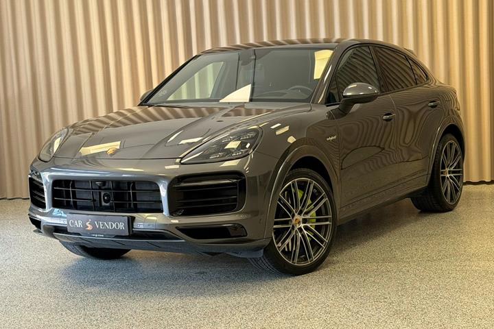 Grå Porsche Cayenne fra 2020 set udefra