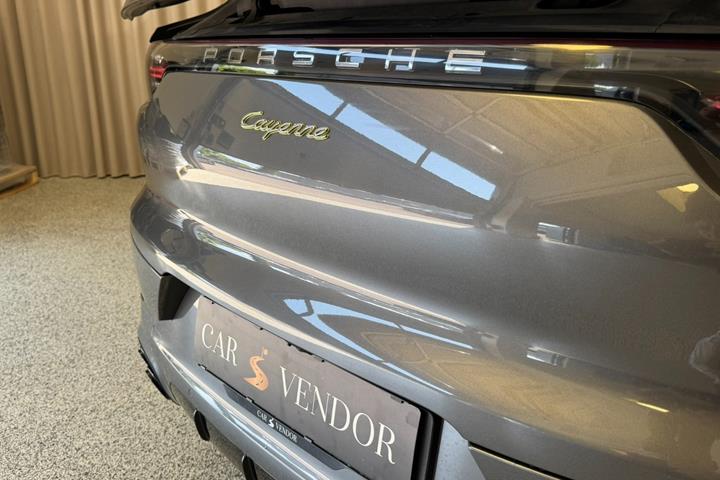 Grå Porsche Cayenne fra 2020
