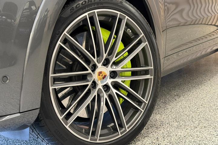 Grå Porsche Cayenne fra 2020