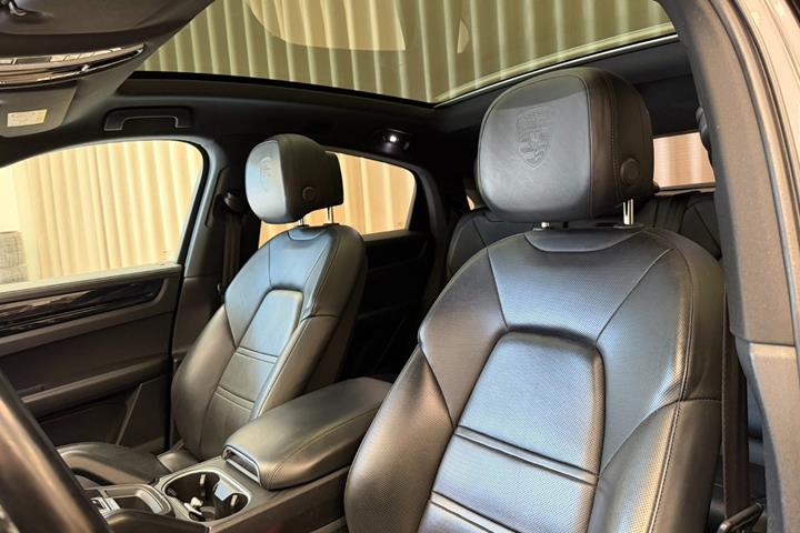 Grå Porsche Cayenne fra 2020
