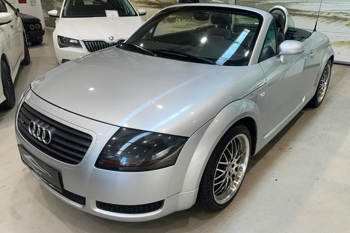 Sølv Audi TT fra 2001 set udefra