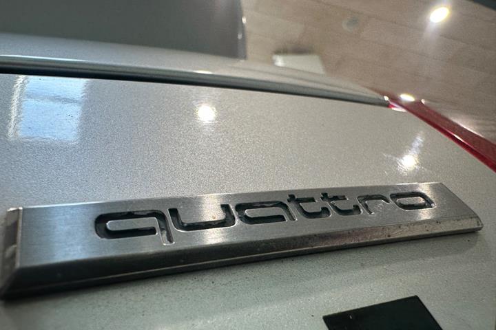 Sølv Audi TT fra 2001 set udefra